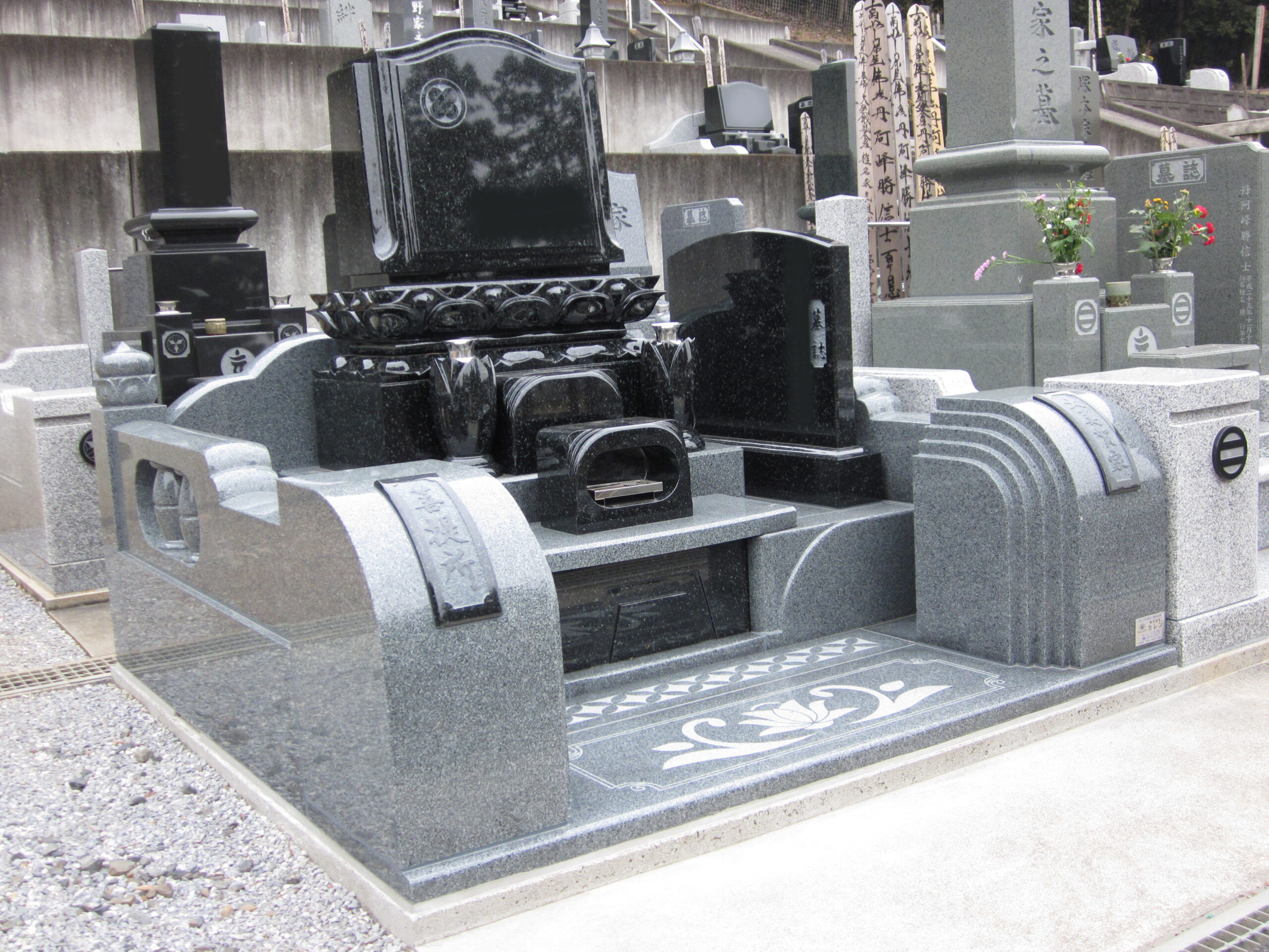 石塔に上下蓮華を組み合わせい威風堂々としているデザイン墓石（栃木県足利市）